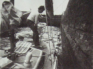De Mollymauk afgemeerd in een sluis van het Caledinian kanaal.