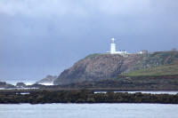 Fr Atlantik-Fahrer ist hier England zu Ende: Die Isles of Scilly mit dem Leuchtturm Round Island.